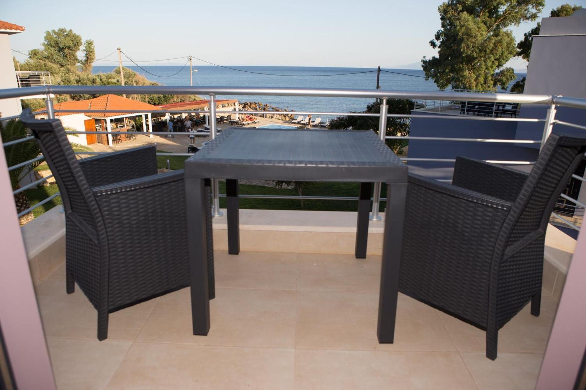 Blue Waves Luxury Suites By The Sea Plomari Dış mekan fotoğraf