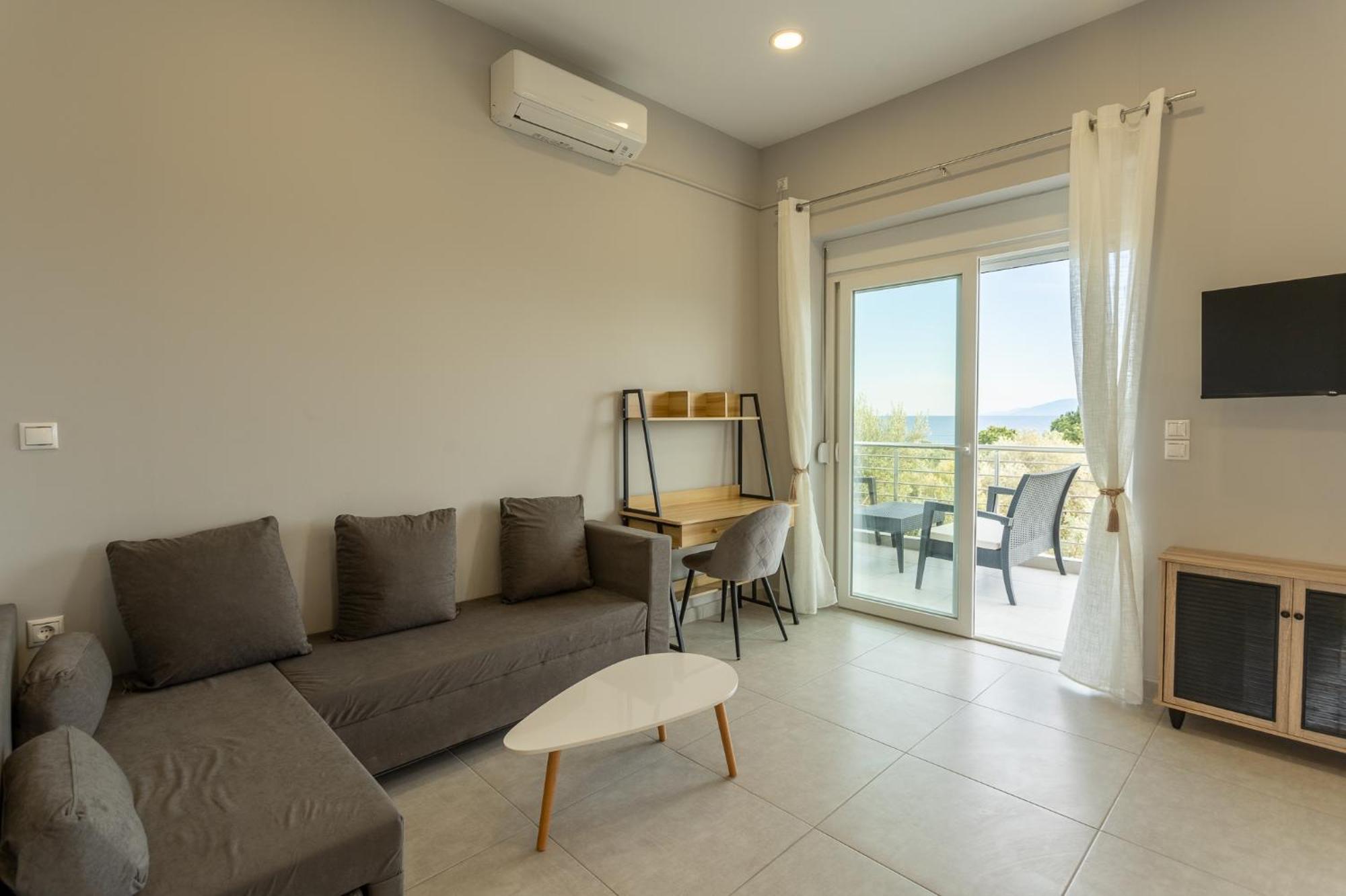 Blue Waves Luxury Suites By The Sea Plomari Dış mekan fotoğraf
