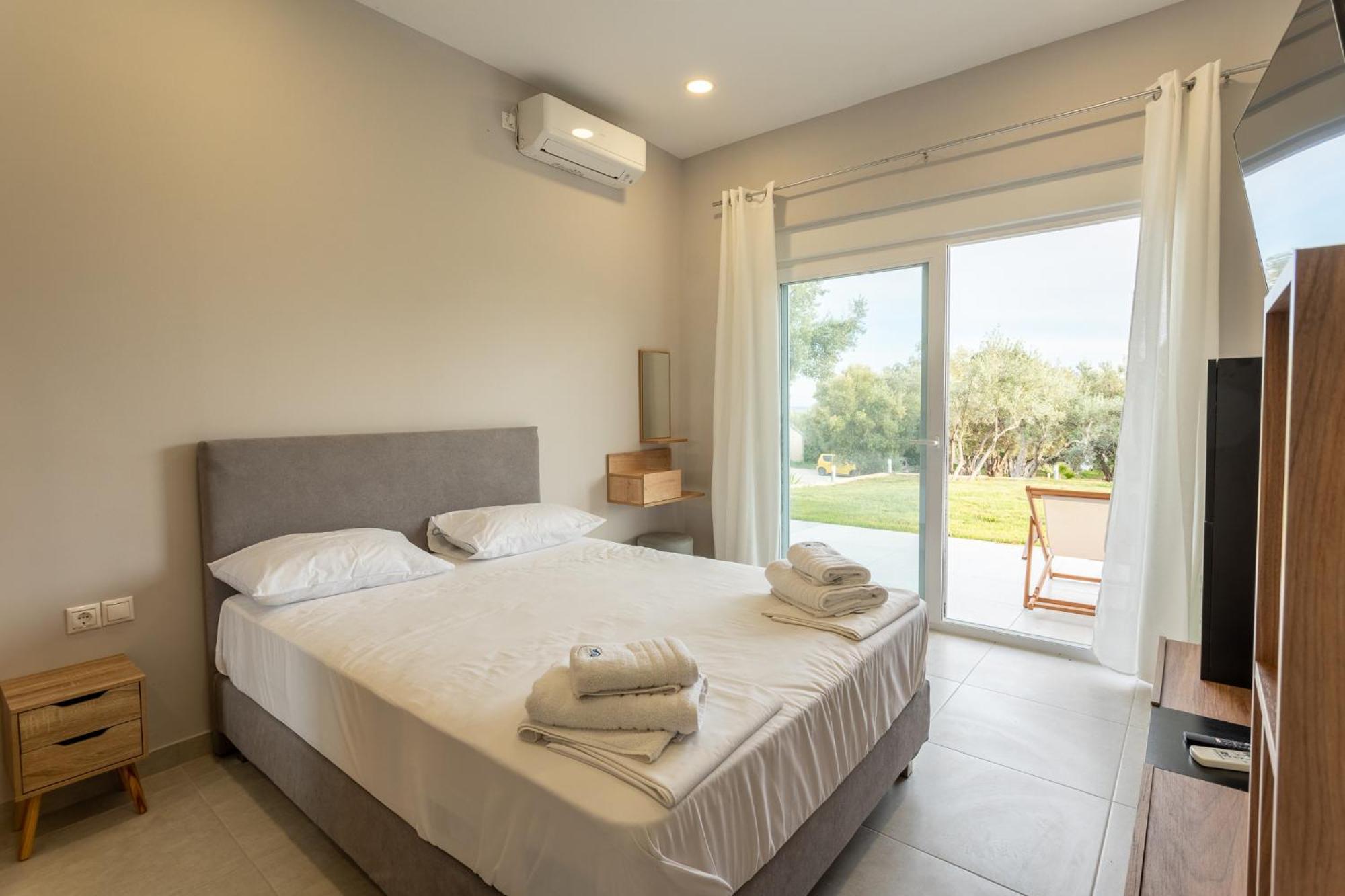 Blue Waves Luxury Suites By The Sea Plomari Dış mekan fotoğraf