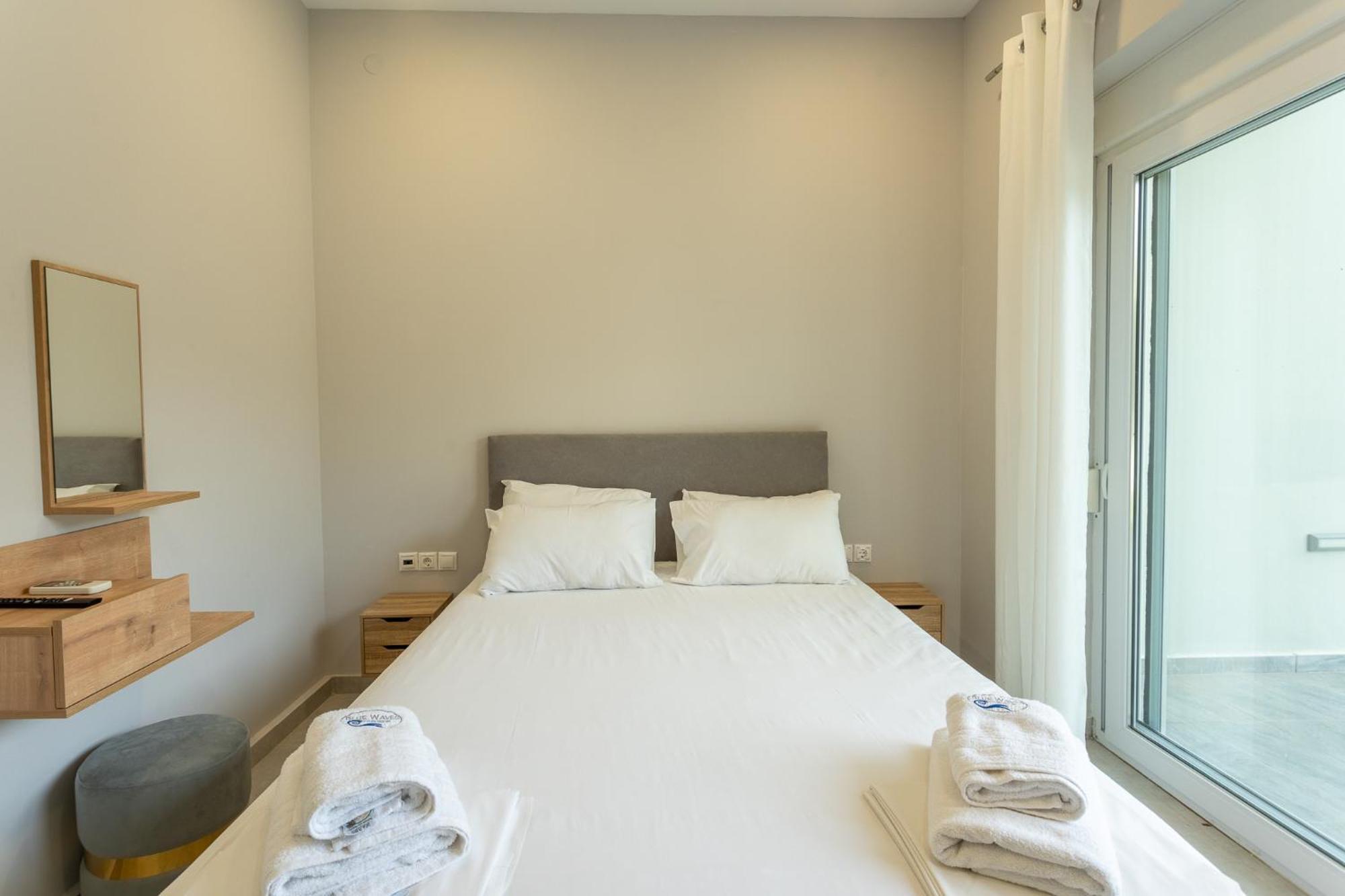 Blue Waves Luxury Suites By The Sea Plomari Dış mekan fotoğraf