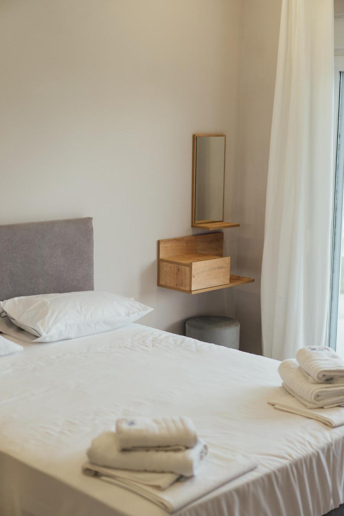 Blue Waves Luxury Suites By The Sea Plomari Dış mekan fotoğraf