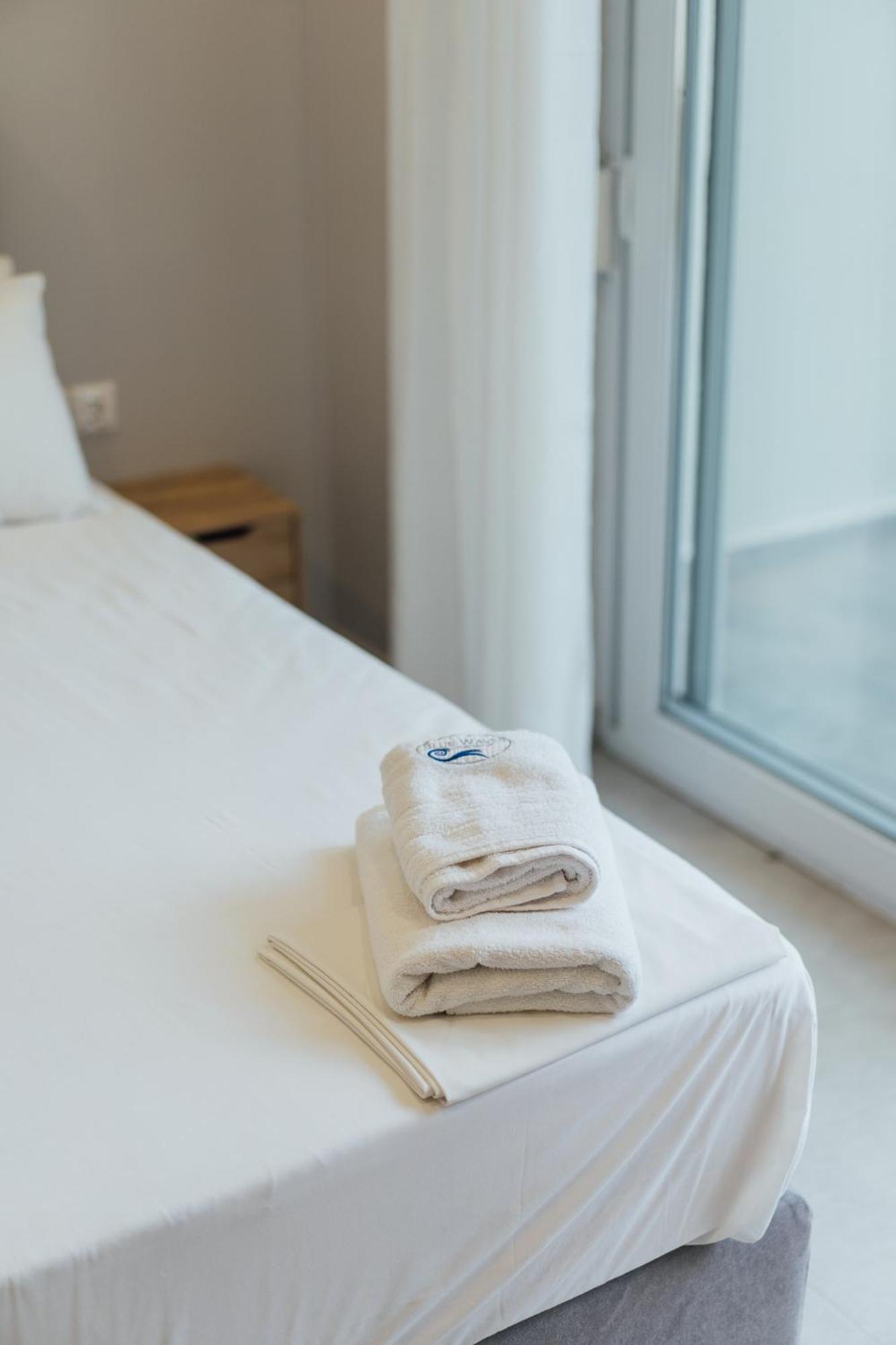 Blue Waves Luxury Suites By The Sea Plomari Dış mekan fotoğraf