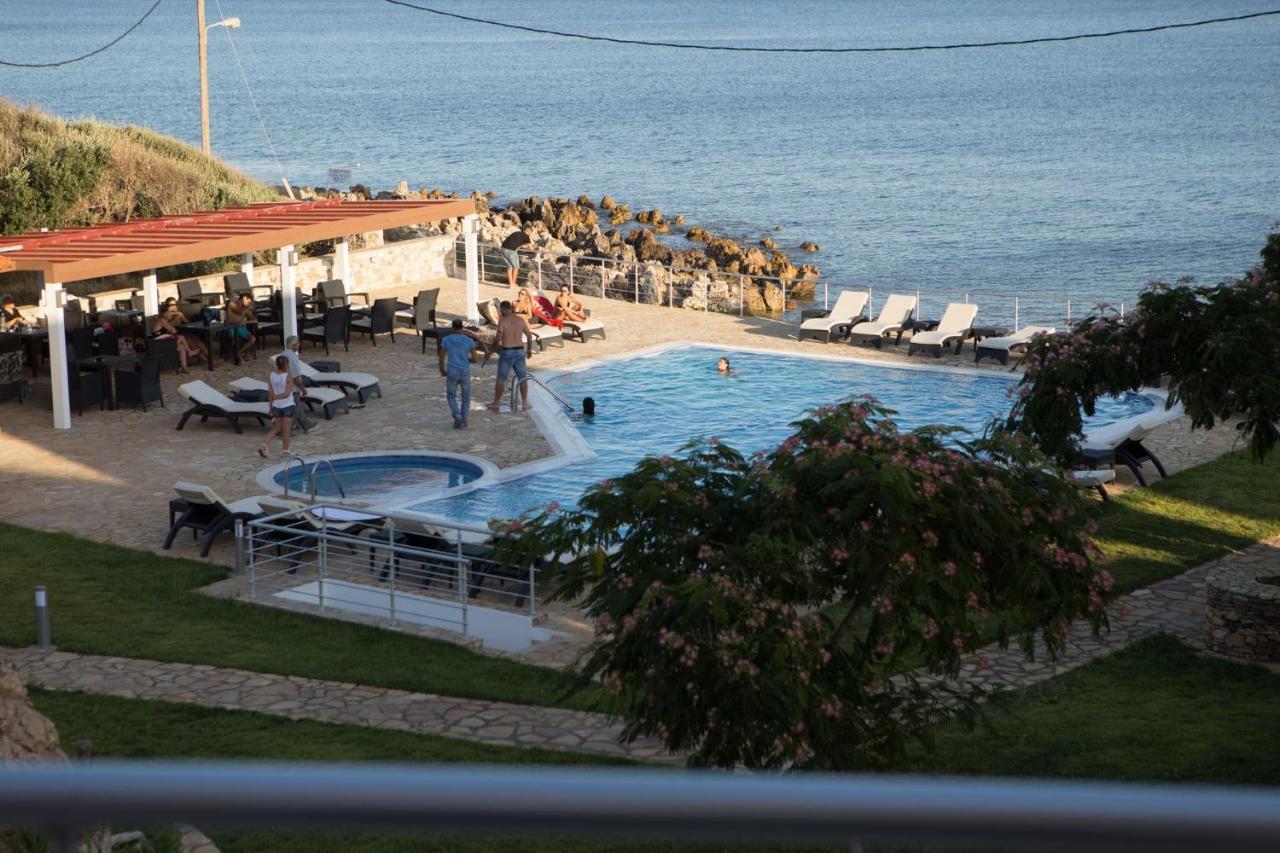 Blue Waves Luxury Suites By The Sea Plomari Oda fotoğraf